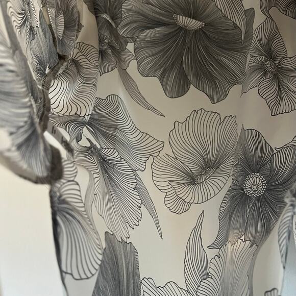 Loft Hibiscus Tiered Bell Sleeve Top Floral Blouse Sz LP Floral Workwear Career - Picture 6 of 9